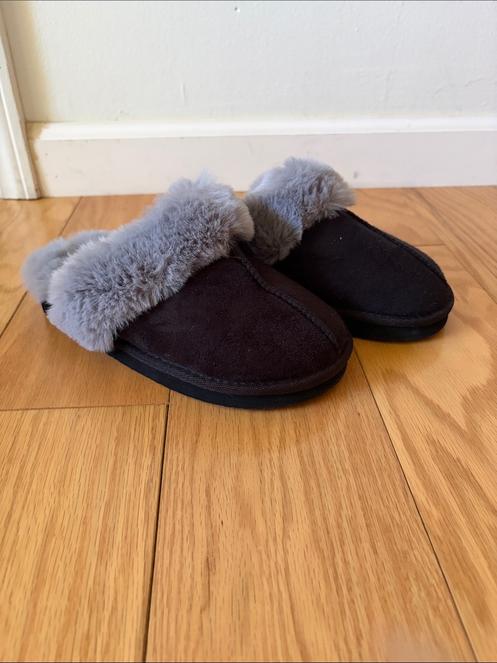 fabKids Black Slip-On Kids Slippers with Gray Faux Fur Cuff size 4